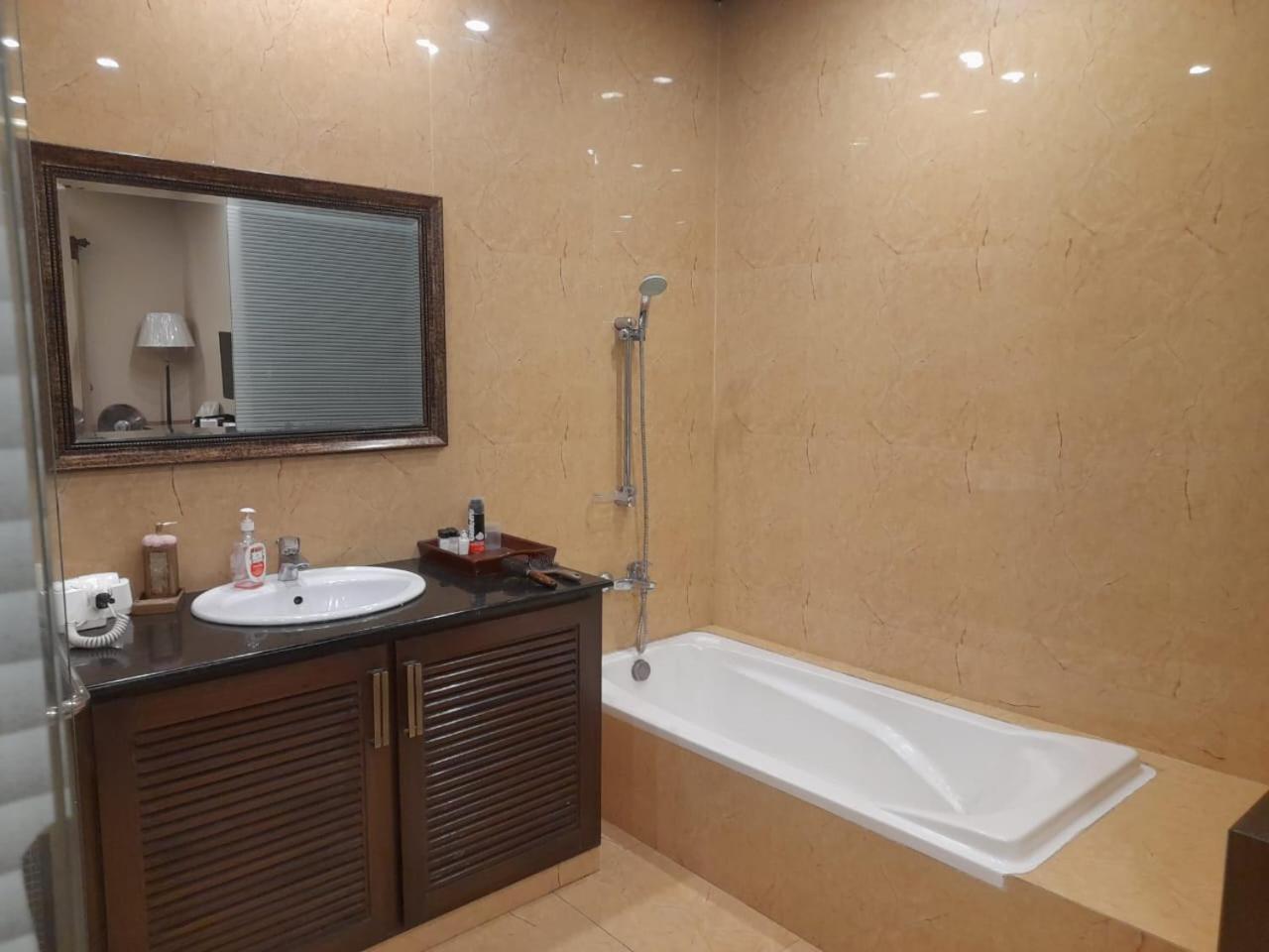 Grand Regent Hotel And Suites Faysalabad Dış mekan fotoğraf