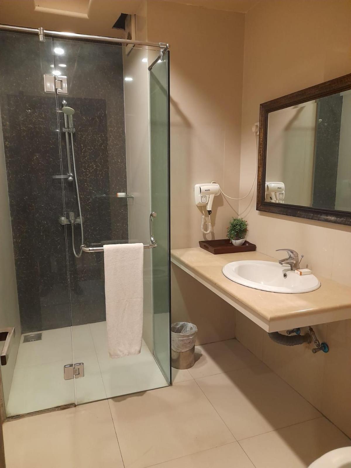 Grand Regent Hotel And Suites Faysalabad Dış mekan fotoğraf