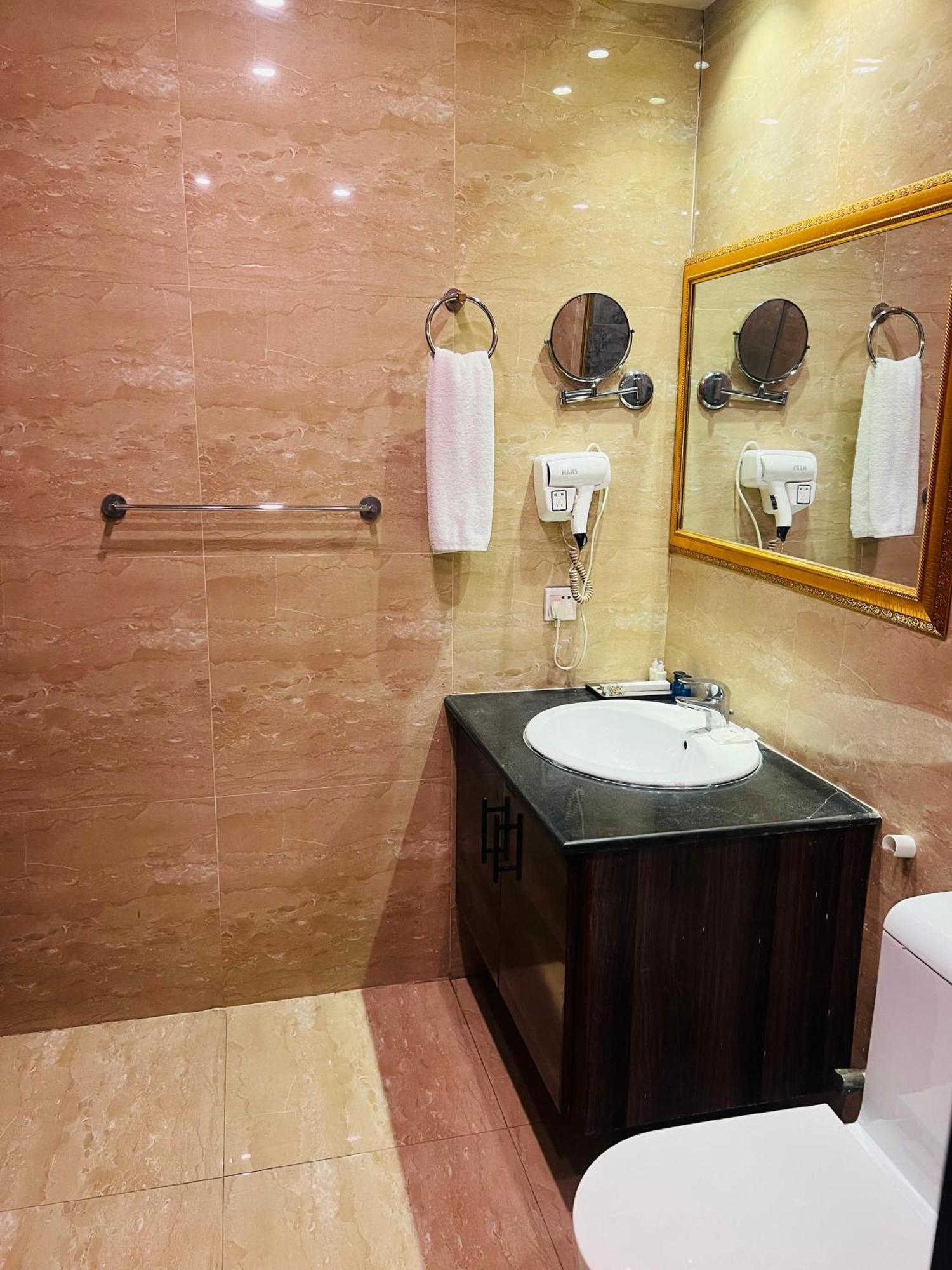 Grand Regent Hotel And Suites Faysalabad Dış mekan fotoğraf