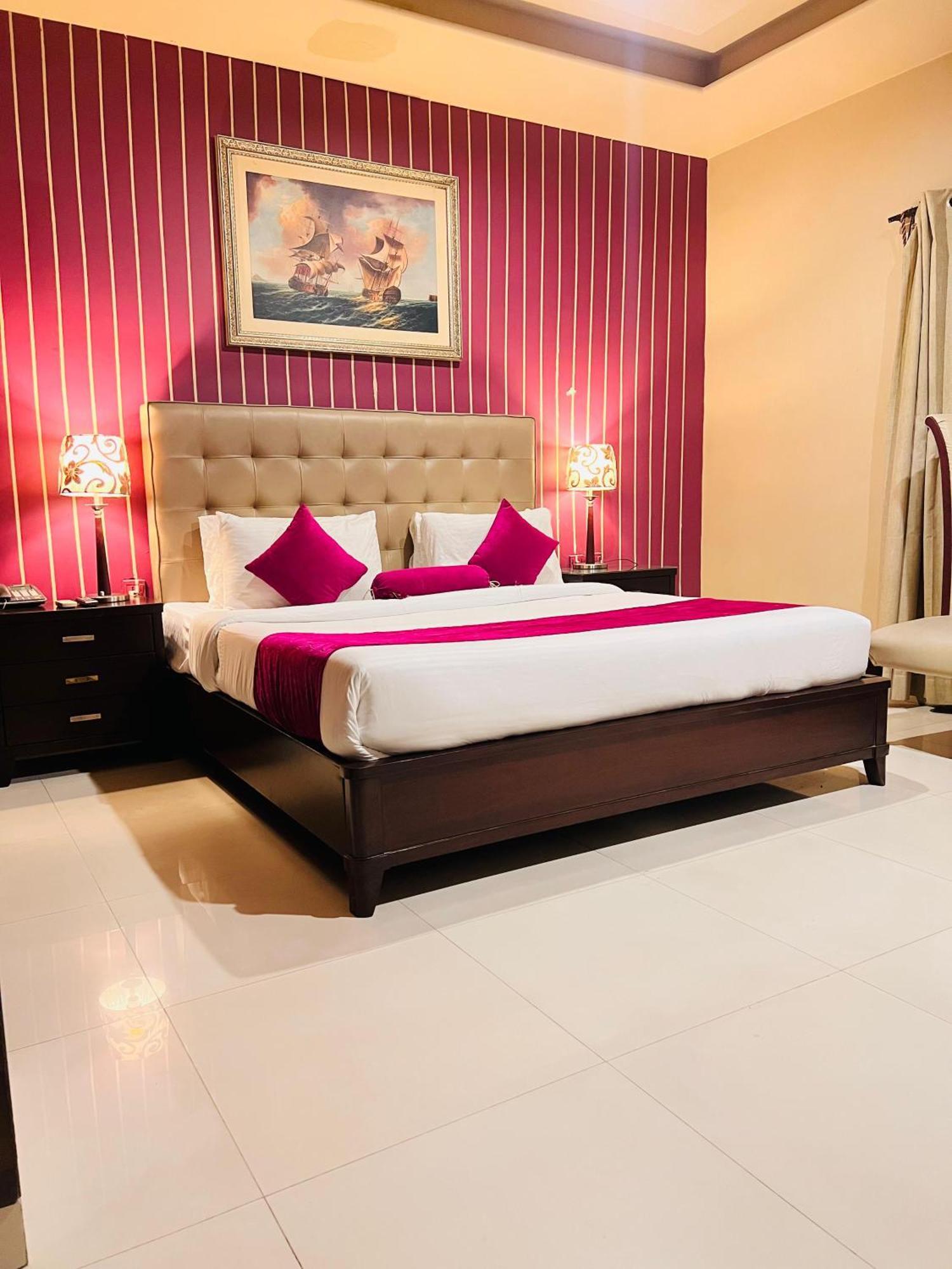 Grand Regent Hotel And Suites Faysalabad Dış mekan fotoğraf
